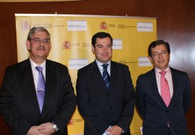 El Delegado del Gobierno para el Plan Nacional sobre Drogas, Francisco de Asís Babín, el Secretario de Estado de Servicios Sociales e Igualdad, Juan Manuel Moreno Bonilla, y el Secretario General de la FEMP, Angel Fernández Díaz.